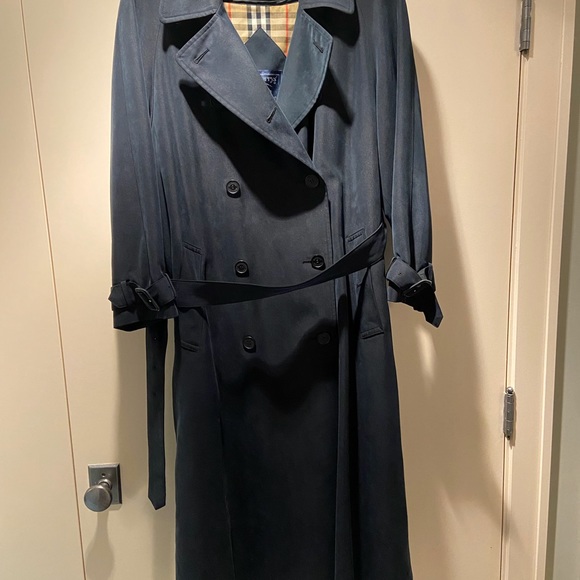 Black Burberry Raincoat size 4 with wool lining. Size 4 - Picture 3 of 3